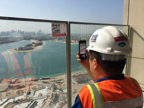 두바이 로얄 아틀란티스 리조트 & 레지던스 현장 직원들이 건물 벽면에 부착된 QR코드를 통해 실시간 공사 현황을 확인하고 있다. ⓒ쌍용건설