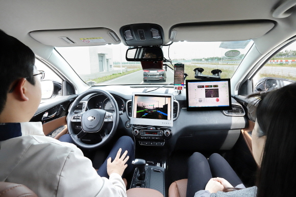 현대모비스 서산주행시험장에서 모비스의 자율주행차 '엠빌리'로 KT 5G V2X 기반 자율주행 기술을 시연하고 있다.ⓒKT