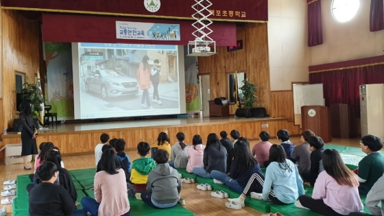 더케이손해보험 직원이 북포초등학교 학생들에게 교통안전교육을 하고 있다.ⓒ더케이손해보험