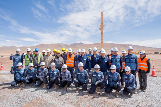 최정우 포스코 회장이 지난 19일 아르헨티나 리튬 추출 데모플랜트 건설현장을 방문해 안전을 당부하며 직원들을 격려했다. ⓒ포스코