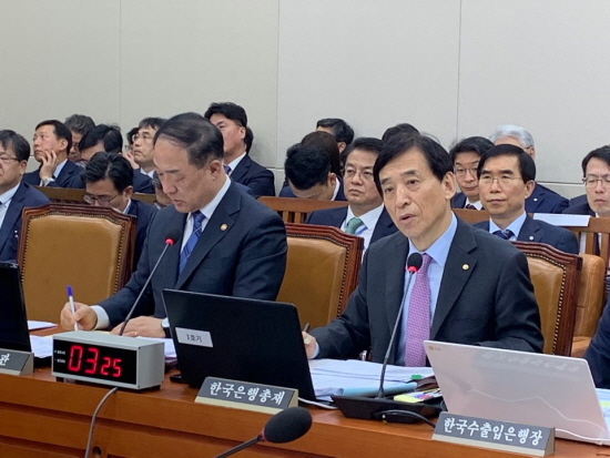 이주열 한국은행 총재가 24일 오전 서울 여의도 국회에서 열린 기획재정위 종합감사에서 의원 질의에 답변하고 있다.ⓒebn