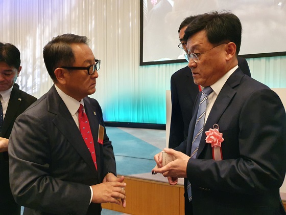 정만기 한국자동차산업협회장(오른쪽)과 아키오 일본자동차산업협회장 및 토요타 회장 ⓒ한국자동차산업협회