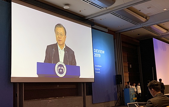 문재인 대통령이 28일 열린 네이버 개발자 컨퍼런스 'DEVIEW 2019'에서 기조연설을 하고 있다. ⓒEBN