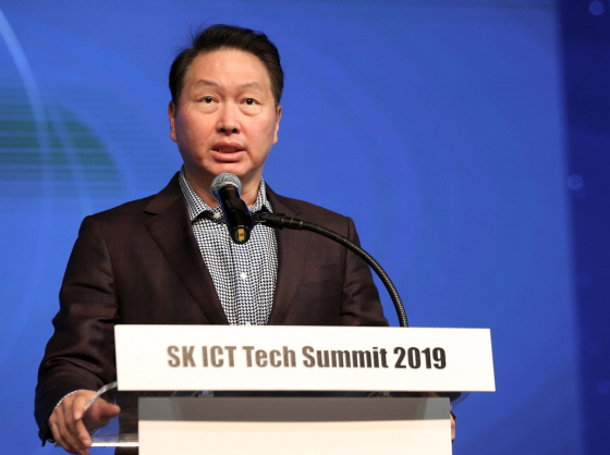 최태원 SK 회장이 28일 서울 광진구 워커힐 호텔에서 열린 'SK ICT Tech Summit 2019 (SK ICT 테크 서밋 )' 개막식에서 개회사를 하는 모습
