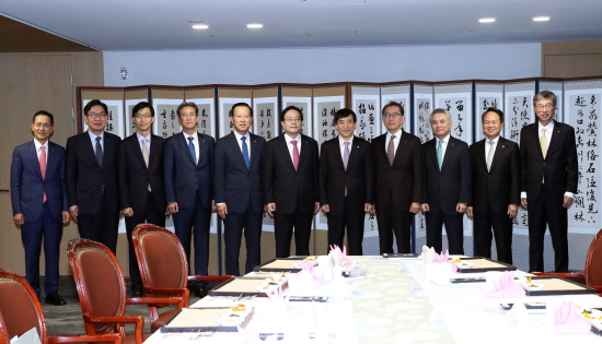 이주열 한국은행 총재는 1일 주요 시중은행장들을 만나 금융산업이 한국 경제 전반의 생산성을 높이는 데 힘써 주기를 기대한다고 주문했다.ⓒ한국은행