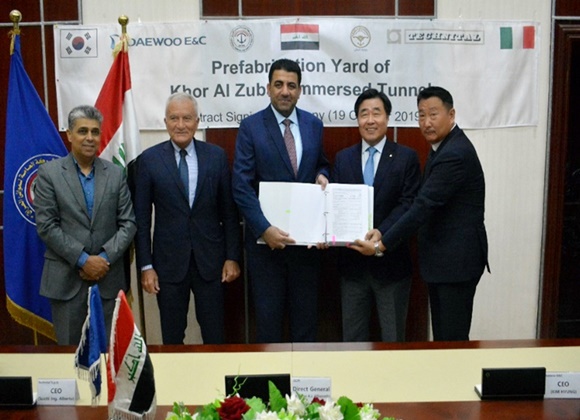 (오른쪽 두 번째부터)김형 대우건설 사장과 사파 알파야드 이라크 항만청 사장이 이라크 코르 알 주바이르 '침매터널 제작장 조성공사 계약서'를 들고 있다. ⓒ대우건설