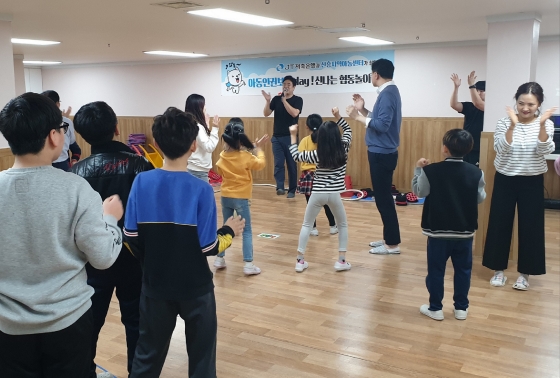 JT저축은행은 지난 4일 경기도 성남시에 위치한 신흥지역아동센터에서 '제2회 아동인권보장데이'를 실시했다고 5일 밝혔다. 사진은 센터 소속 아동과 함께 체험 놀이를 진행하고 있는 모습.ⓒJT저축은행