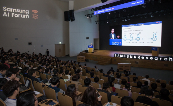 5일 삼성전자 서울R&D캠퍼스에서 열린 '삼성 AI 포럼 2019'에서 노아 스미스 교수가 '실험적 자연어 처리를 위한 합리적인 순환신경망'을 주제로 발표하는 모습