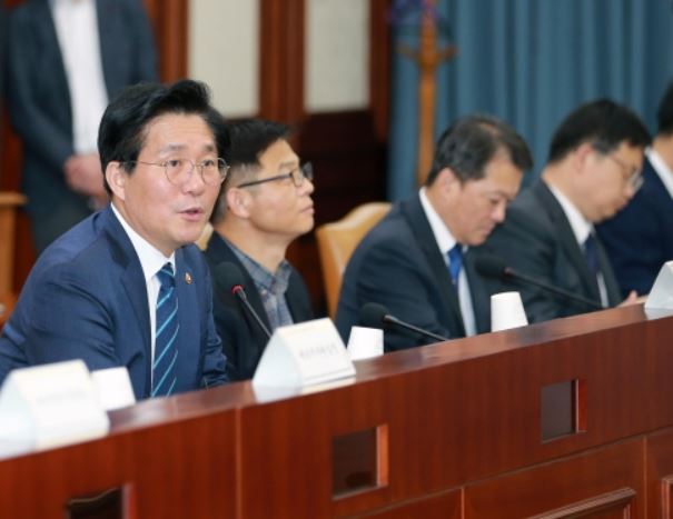 제16차 에너지위원회에서 성윤모 장관이 발언을 하고 있다.