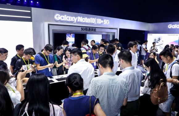 지난 8월 21일에 중국 베이징에서 진행된 '갤럭시 노트10'출시 행사에 참석한 미디어들이 제품을 체험하고 있다.ⓒ삼성전자