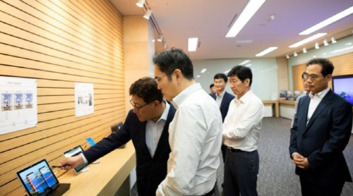 이재용 삼성전자 부회장이 8월 26일 충남 아산 삼성디스플레이 탕정사업장을 방문해 제품을 살펴보는 모습