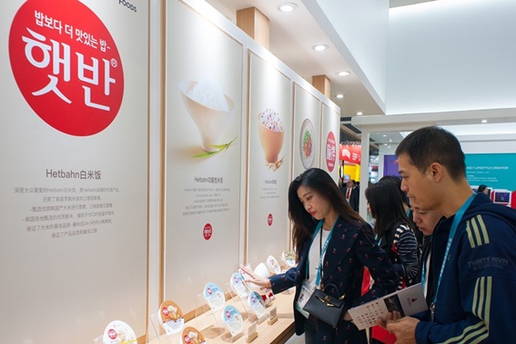 상하이 국가회의전람센터(NECC)에서 진행되는 '제2회 중국 국제수입박람회'에 참여한 소비자들이 '햇반존'을 둘러보고 있다.ⓒCJ제일제당