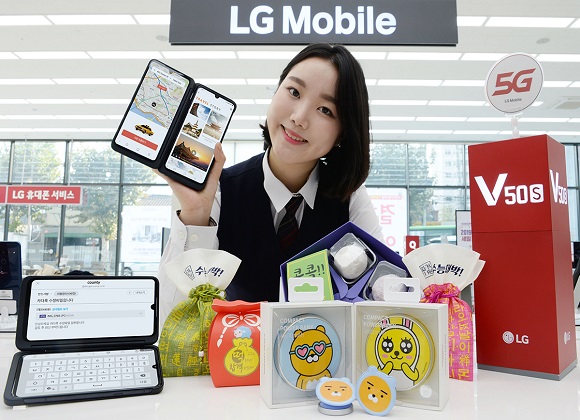 LG전자 모델이 LG베스트샵 서울양평점에 위치한 모바일 코너에서 수험생 특별 구매혜택을 소개하고 있다.