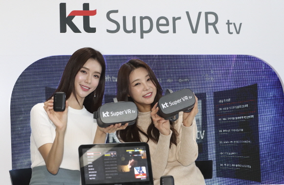 KT 홍보 모델들이 슈퍼 VR tv, UHD 4, AI 큐레이션 서비스를 소개하고 있다.ⓒKT
