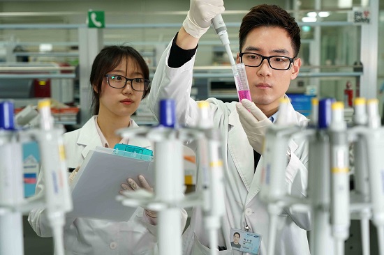 삼성바이오에피스 연구원들이 인천 송도 연구소에서 바이오 의약품 실험을 하고 있다.ⓒ삼성바이오에피스