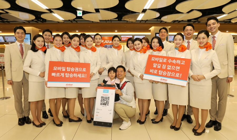 제주항공 신입승무원들이 13일 오전 김포국제공항 국내선 터미널에서 모바일 탑승 수속 캠페인을 진행했다.ⓒ제주항공