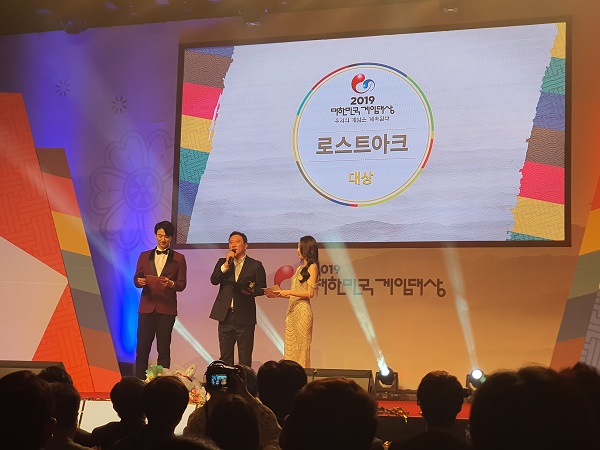 13일 오후 부산 신세계백화점 센텀시티에서 진행된 2019 대한민국게임대상 시상식에서 지원길 스마일게이트RPG 대표가 대상을 수상하고 있다 ⓒEBN