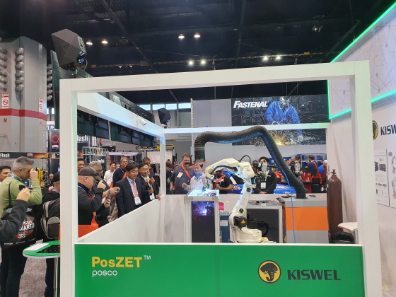 미국 시카코에서 열린 북미 국제가공용접전시회(FABTECH 2019)에서 포스코와 고려용접봉(KISWEL)이 공동개발한 자동차용 초고강도 도금강판 용접솔루션인 '포스젯(PosZET™) 시연회'에 관람객들이 참관하고 있다. ⓒ포스코