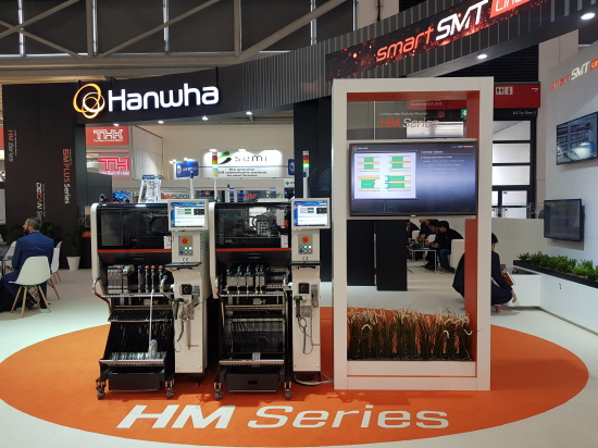 한화에어로스페이스 자회사 한화정밀기계는 'Productronica 독일' 전시회에 참가해 칩마운터 신제품 HM520 생산모드를 시연했다.[사진제공=한화에어로스페이스]
