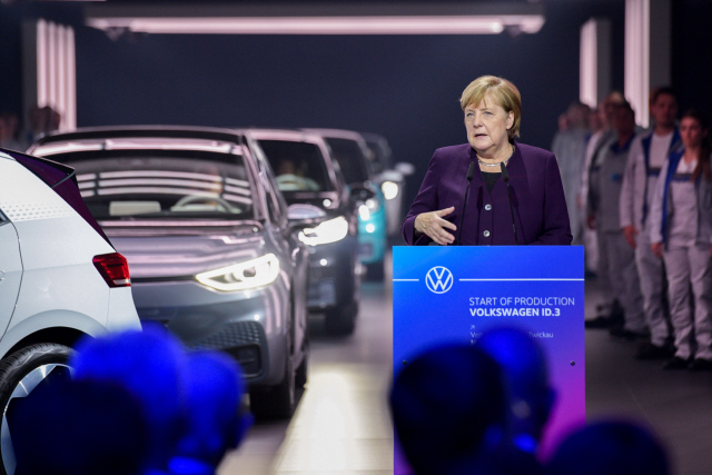 지난 4일 독일 메르켈 총리가 폭스바겐 자동차 생산공장을 방문해 전기차 활성화 대책을 발표하고 있다.