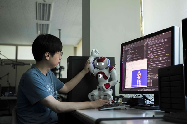 ETRI 연구진이 수집한 데이터와 모형을 통해 휴먼케어 로봇을 연구하고 있다. ⓒETRI