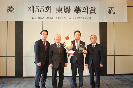 천병년 우정바이오 대표(왼쪽에서 세 번째)가 18일 서울 포시즌스호텔에서 제55회 동암 의약상 수상자로 선정된 뒤 관계자들과 기념사진을 촬영하고 있다.ⓒ우정바이오