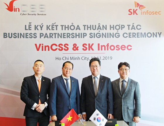 지난 19일 빈그룹 랜드마크 81 타워에서 이용환 SK인포섹 대표이사(중앙 오른쪽) 트락 빈CSS 대표이사(중앙 왼쪽)가 정보보호 사업 협력을 위한 파트너십 계약을 체결했다. ⓒSK인포섹
