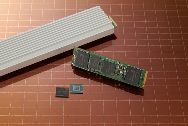 SK하이닉스의 128단 1Tb 4D 낸드 기반의 솔루션 제품들. (위에서부터)16TB E1.L eSSD, 2TB cSSD, 1TB UFS 3.1 ⓒSK하이닉스