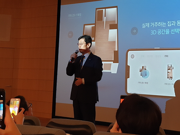 우무현 GS건설 건축·주택부문 사장이 21일 서울 강남 소재 자이갤러리에서 진행된 '자이 AI 플랫폼' 설명회에서 인사말을 하고 있다. ⓒEBN