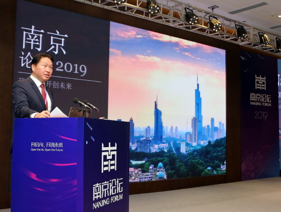 최태원 SK 회장이 11월23일 중국 장쑤성 난징대학교에서 열린 '2019 난징포럼'에서 개막연설을 하는 모습