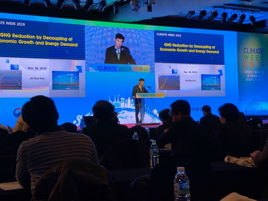 26일 열린 기후 위크 2019에서 김진우 전 에너지경제연구원 원장이 기조강연을 하고 있다