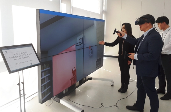 캠코(한국자산관리공사)가 27일 수원 광교법조단지에서 수원검찰청사 직원 및 고객을 대상으로 가상현실(VR) 안전교육을 실시하고 있다.ⓒ캠코