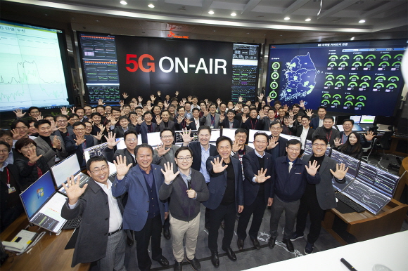 박정호 사장을 비롯한 SK텔레콤 임직원과 외부 관계자들이 지난해 12월 1일 5G 출발을 기념하는 행사에서 '대한민국 New ICT를 힘차게 열겠다'고 다짐을 하고 있다.ⓒSK텔레콤