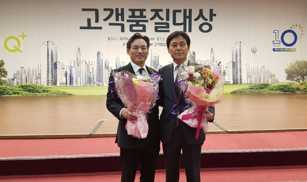 이수건설의 제민호 대표이사(왼쪽)와 김교산 현장소장이 '2019년 고객품질대상'에서 우수상을 수상한 뒤 기념사진을 찍고 있다. ⓒ이수건설