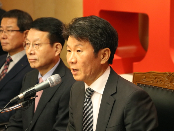 정몽규 HDC그룹 회장이 지난달 12일 아시아나항공 인수 우선협상대상자로 선정된 직후 기자회견을 하고 있다.ⓒHDC그룹