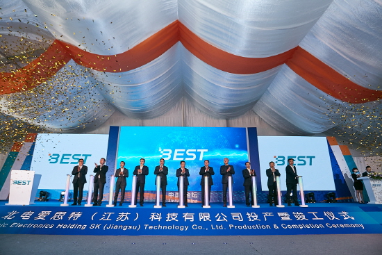 SK이노베이션이 중국 장쑤성 창저우시에 첫 글로벌 배터리 셀 생산 공장 'BEST' 준공식을 5일 가졌다. 김준 총괄사장(오른쪽에서 네번째)[사진제공=SK이노베이션]