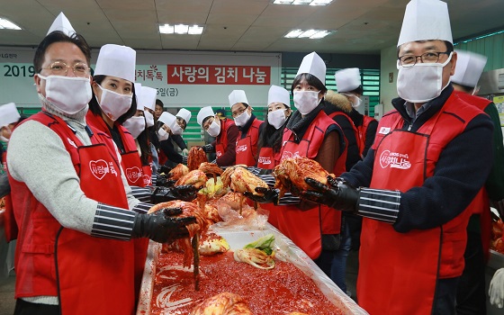 LG전자는 지난 6일 서울 영등포구 일대에 거주하는 쪽방촌 500여 가구를 대상으로 임직원들이 직접 담근 김치와 각종 반찬 등 5200kg 가량을 전달했다.ⓒLG전자