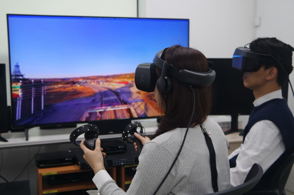 티브로드 직원들이 16K급 VR영상 시범서비스를 시청하고 있다.ⓒ티브로드