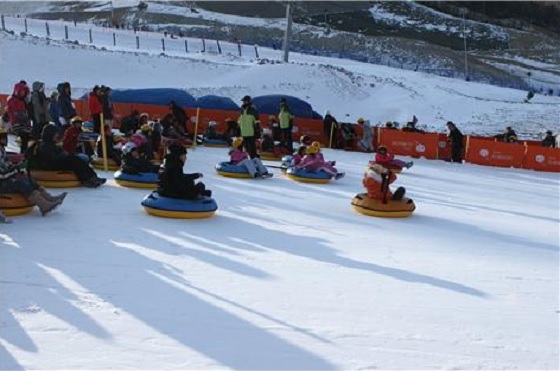 지난 18/19시즌 태백 오투리조트 스키장 내 눈썰매장에서 아이들을 동반한 관광객들이 놀이를 즐기고 있다.ⓒ부영그룹