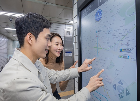 서울 지하철 2, 4호선 사당역에 설치된 삼성 스마트 사이니지 종합 안내도 모습ⓒ삼성전자