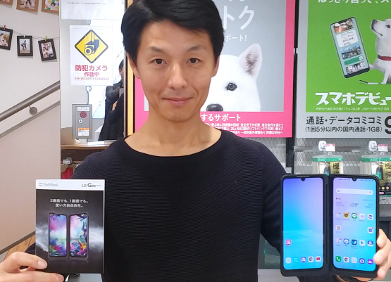 LG전자가 프리미엄 스마트폰 'G8X ThinQ'를 일본 시장에 출시했다. LG전자 일본법인 직원이 일본 도쿄 소재 소프트뱅크 매장에서 제품을 소개하는 모습.