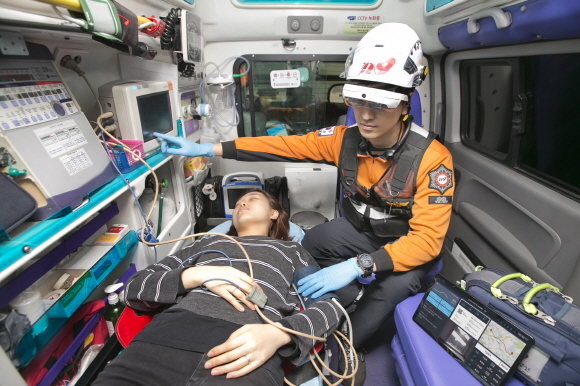 119 구급차 안에서 구급대원이 5G AR 글래스와 360도 카메라로 세브란스 병원 의료진과 대화하며 환자를 돌보고 있다.ⓒKT