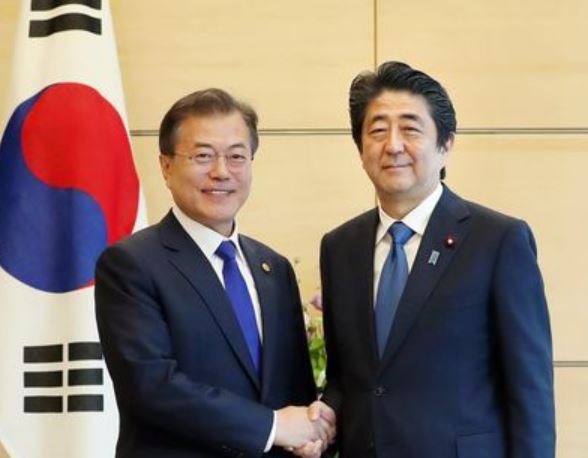 문재인 대통령과 일본 아베 총리.