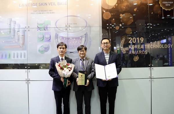 지난 13일 열린 ‘2019년 대한민국 산업기술 R&D 대전’에 참가한 김경남 아모레퍼시픽 기술연구원 메이크업연구팀장, 박영호 기술연구원장, 정춘복 수석연구원(사진 왼쪽부터)ⓒ아모레퍼시픽