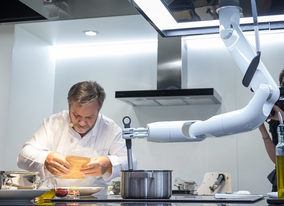 ‘삼성봇 셰프’는 로봇 팔에 다양한 도구를 바꿔 장착함으로써 식재료를 자르고 섞거나 양념을 넣는 등의 요리 보조 기능을 지원하며, 레시피를 다운로드 받아 필요한 작업을 수행할 수 있다.