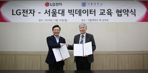 LG전자와 서울대학교는 16일 서울 관악구에 위치한 서울대학교에서 ‘LG전자-서울대 빅데이터 교육 협약(MOU)’을 맺었다. 최성호 LG전자 DXT(Digital Transformation Technology)센터장(왼쪽)과 하순회 서울대학교 컴퓨터공학부 학부장(오른쪽)이 기념촬영을 하고 있다. 