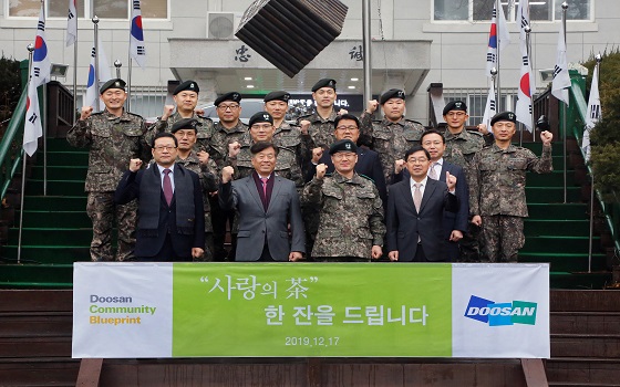 동현수 (주)두산 부회장(앞줄 왼쪽 두번째)과 임직원들이 17일 강원도 양구 백두산 부대를 방문해 사랑의 차(茶)를 전달한 후 장현주 사단장(앞줄 왼쪽 세번째) 등 관계자들과 함께 기념촬영을 하고 있다.ⓒ두산그룹