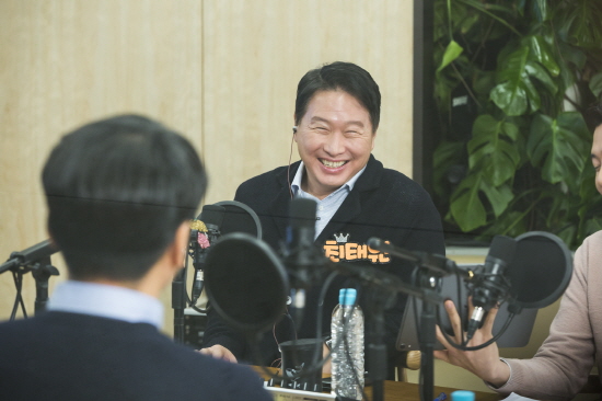 최태원 SK 회장이 12월 17일 서울 종로구 서린동 SK빌딩에서 '보이는 라디오' 형식의 99차 행복토크를 하는 모습
