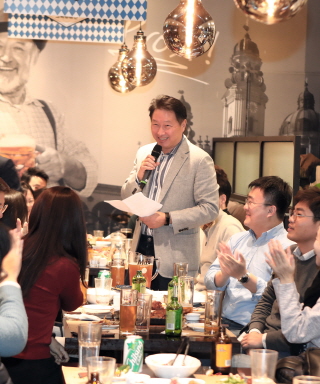 최태원 SK 회장이 12월 13일 경기 성남시 음식점에서 분당지역 구성원들과 번개모임 형식의 98차 행복토크를 하는 모습