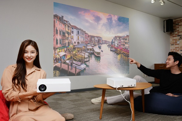 LG전자 모델이 'LG 시네빔(LG Cinebeam) 4K'를 소개하고 있다. ⓒLG전자